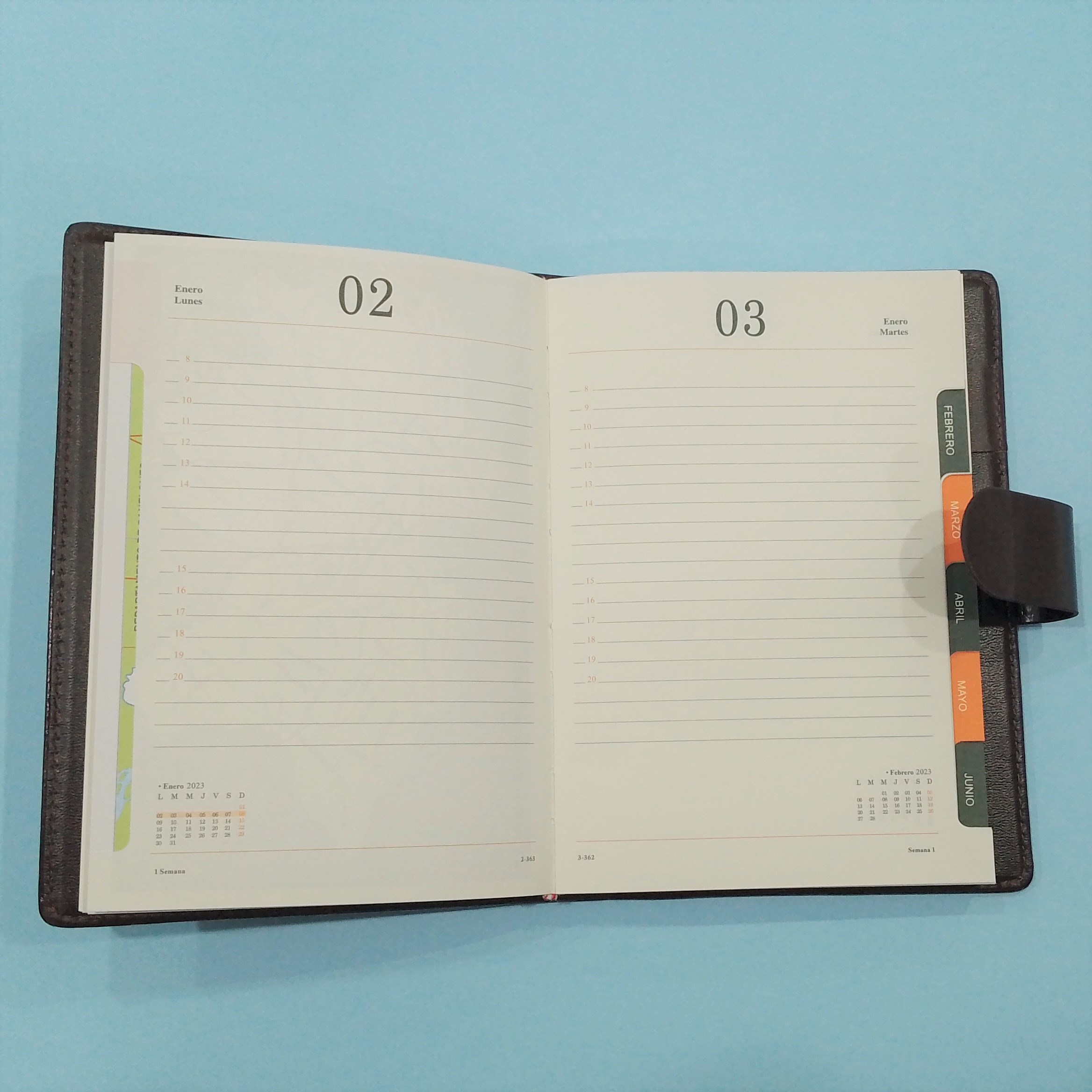 AGENDA OMEGA Nº 8 DIA X HOJA C/PRESILLA 14.5 X 21 CM.